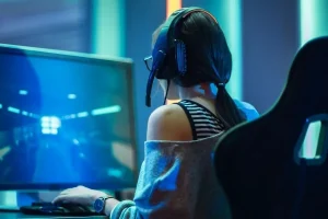 Read more about the article The Evolution of Online Games: From Simple Play to Global Esports