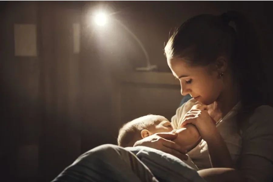 You are currently viewing Breastfeeding Night Feeds: Benefits, Strategies, and Support for New Mothers