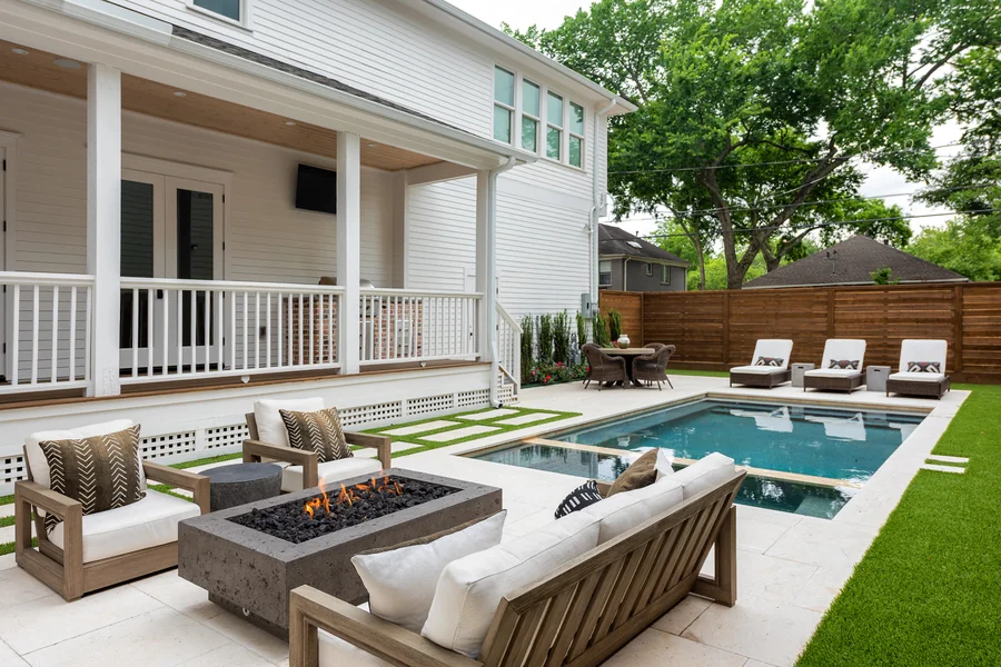 You are currently viewing How to Make the Most of a Small Backyard Pool Design