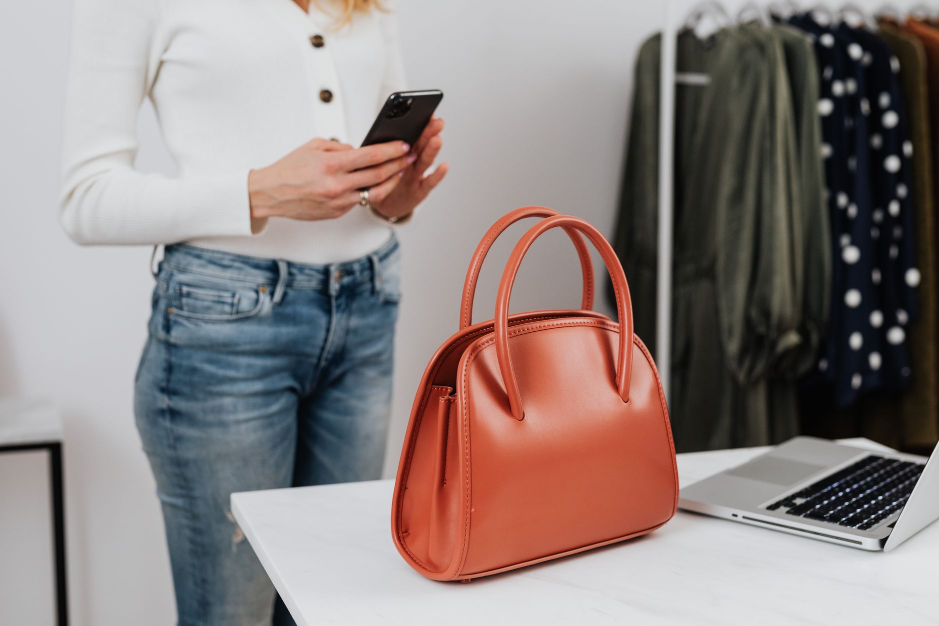 You are currently viewing 5 Ways Fashion Brands Can Use AI to Save Time